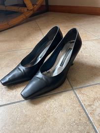 Décolleté nere di pelle con suola in cuoio