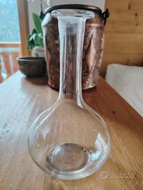Antico decanter in vetro soffiato a mano