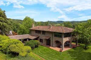Rustico / Casale di 430 m² con più di 5 locali e b
