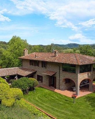 Rustico / Casale di 430 m² con più di 5 locali e b
