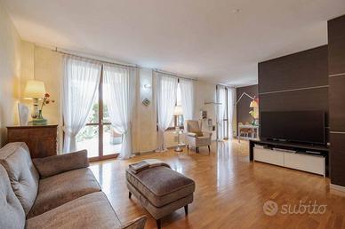 Appartamento di 150 m² con 4 locali e box auto a P