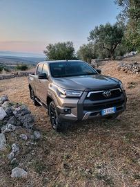 toyota hilux invincibile 2.8