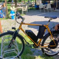 Bici trasformata in pedalata assistita