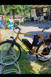 Bici trasformata in pedalata assistita