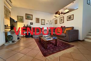 VILLA A SCHIERA D'ANGOLO A PESSANO CON BORNAGO