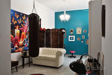 Postazione in tattoo studio privato