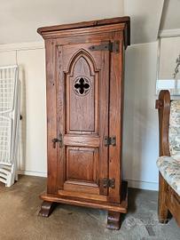 Armadio in legno massello stile gotico – 68×43×140