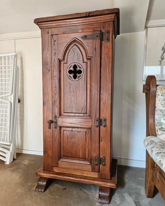 Armadio in legno massello stile gotico – 68×43×140