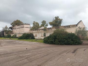 Terreno con strutture e cava sulla SS 172 zona ZES