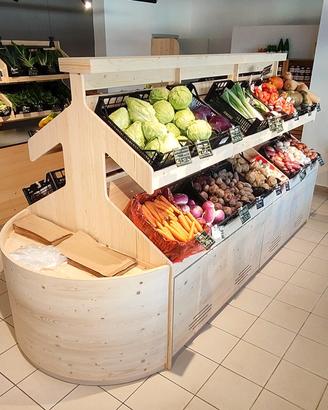 espositori e bancone negozio ortofrutta 