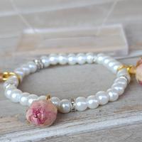 Bracciale con boccioli di rosa resinati
