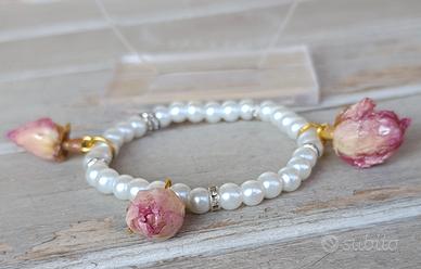 Bracciale con boccioli di rosa resinati
