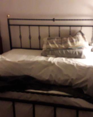 Letto ferro battuto.