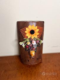 Decorazione in ceramica con applicazioni floreali