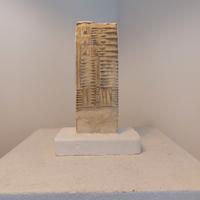 Scultura astratta con base