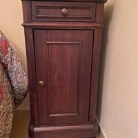 Comodino antico con piano di marmo