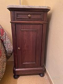 Comodino antico con piano di marmo