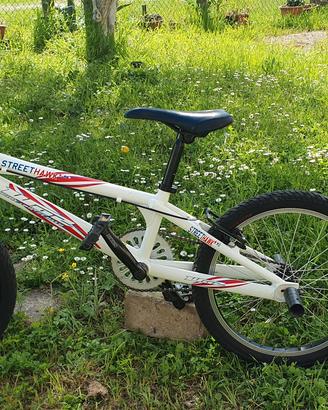 BMX Streethawk vintage anni 2000 con pegs - Bianca