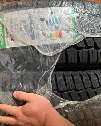 Pneumatici four season ancora imballati 205/65R16C