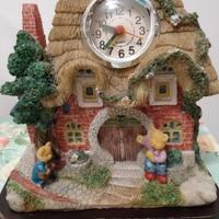 Casetta con orologio funzionante