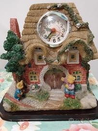 Casetta con orologio funzionante