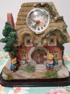 Casetta con orologio funzionante