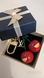 Portachiavi Charm in acciaio placcato oro LV