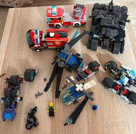 Costruzione Lego Batman e veicoli vari