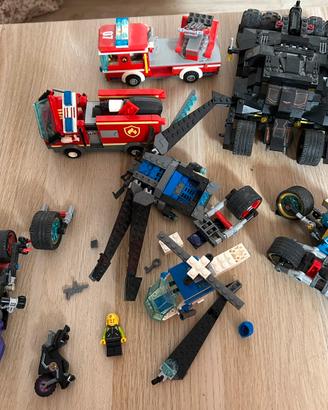 Costruzione Lego Batman e veicoli vari