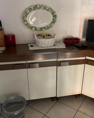 cucina e tavolo con sedie vintage anni 70 circa