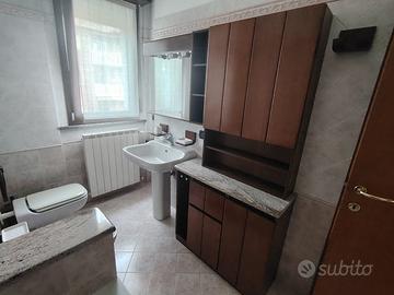 Bagno legno e marmo