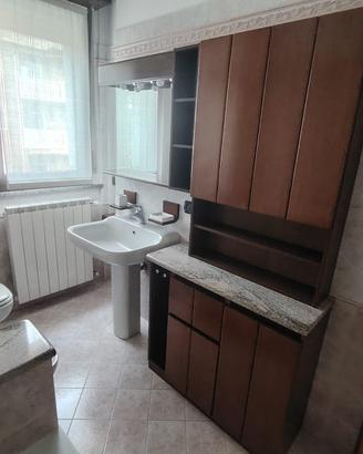 Bagno legno e marmo