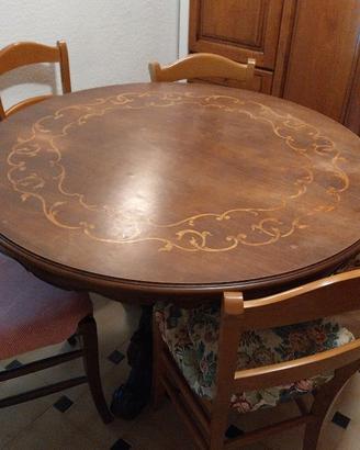 Tavolo rotondo in legno con sedie