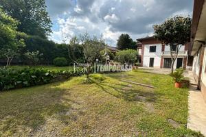 LOMAZZO: ampia porzione di casa composta da due ap