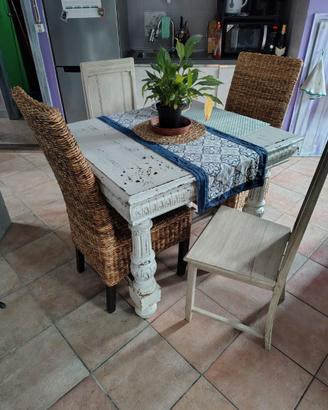 Tavolo shabby chic + 4 sedie + 2 sgabelli € 500