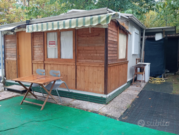 Casetta in legno con roulotte,preingresso,veranda