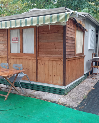 Casetta in legno con roulotte,preingresso,veranda