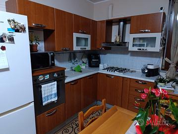 Cucina con elettrodomestici