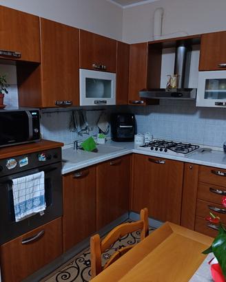 Cucina con elettrodomestici