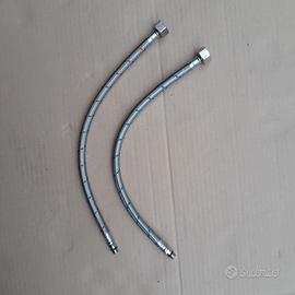 Due tubi flessibili per acqua e due omaggi 