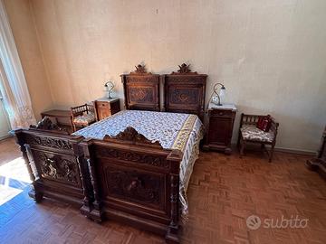 Letti e comodini in noce intagliato