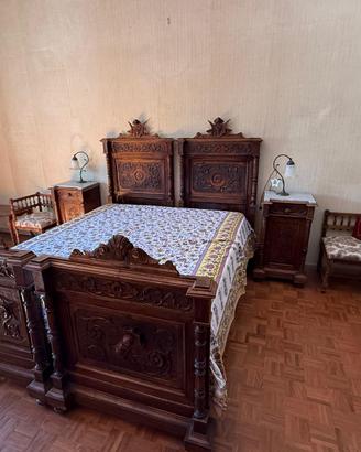 Letti e comodini in noce intagliato