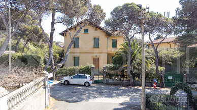 Quercianella: terratetto in villa vicino al mare