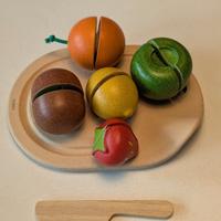 Set frutta da tagliare, tagliere e coltello, legno