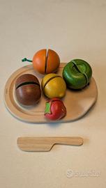 Set frutta da tagliare, tagliere e coltello, legno