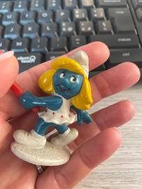 Puffetta con racchetta da tennis