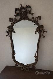 Specchio antico in legno intagliato