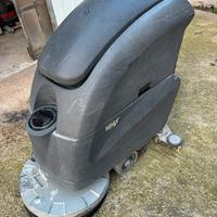 Lavasciuga pavimenti a bat con traz. DISPONIBILE