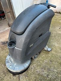 Lavasciuga pavimenti a bat con traz. DISPONIBILE