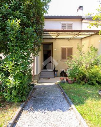 VILLA A SCHIERA CENTRALE A VILLANUOVA SUL CLISI